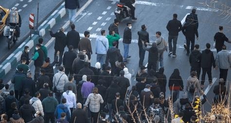 چواره‌مین ڕۆژی ڕاپه‌ڕینی خه‌ڵك له‌ ئێران و هێرشی هێزه‌ سه‌ركوتگه‌ره‌كانی ڕژیم بۆ سه‌ر ناڕازیان