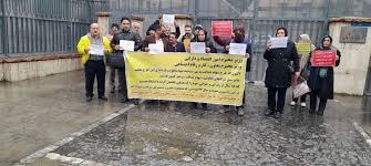 كۆبوونه‌وه‌ی كرێكارانی سه‌هامی عه‌داڵت له‌ به‌رده‌م بینای وه‌زاره‌تی ئابووری