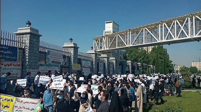 کۆبوونەوەی کارنامە سەوزەکان لە بەردەم وەزارەتی پەروەردە