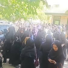 کۆبوونەوەی ناڕەزایەتی کارمەندانی تەندروستی زانکۆی پزیشکی قەزوین