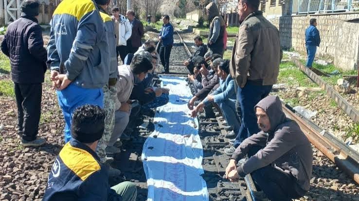 ناڕەزایەتی کارمەندانی دەرکراوی شیرکەتی پی و پل جنوب لە سیرجان 1
