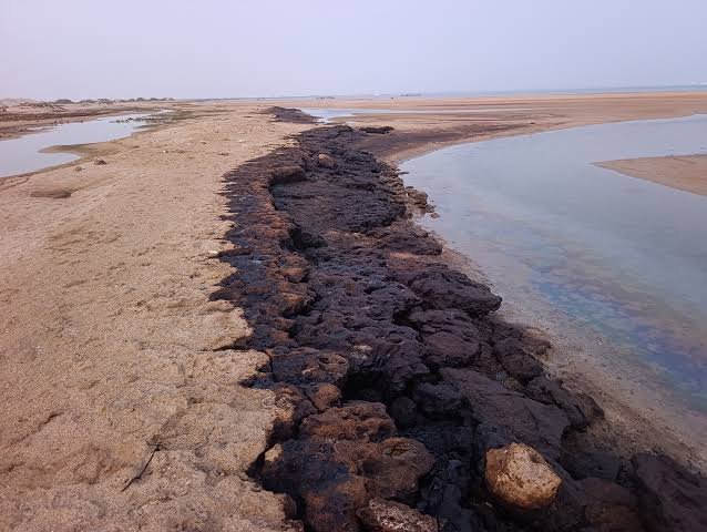 داخستنی یەکێک لە لەنگەرگەکانی ئیمارات بەهۆی ڕژانی نەوت