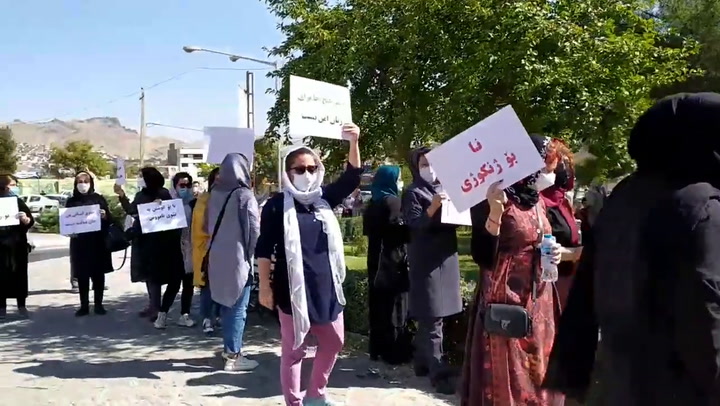 تجمع جمعی از شهروندان و فعالان حقوق زنان در روستای دولت آباد2