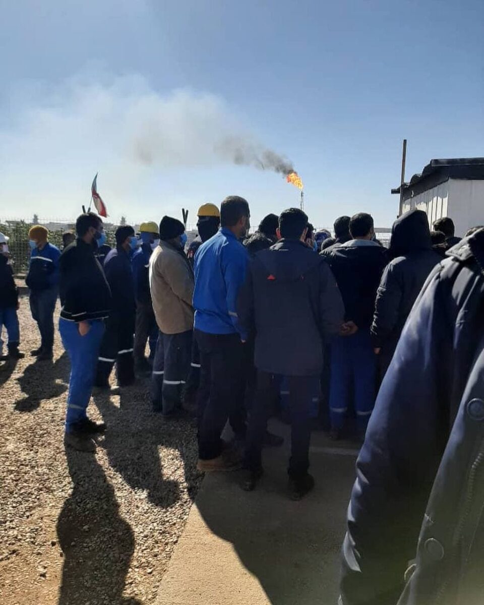 تجمع و اعتصاب کارگران میدان نفتی یادآوران