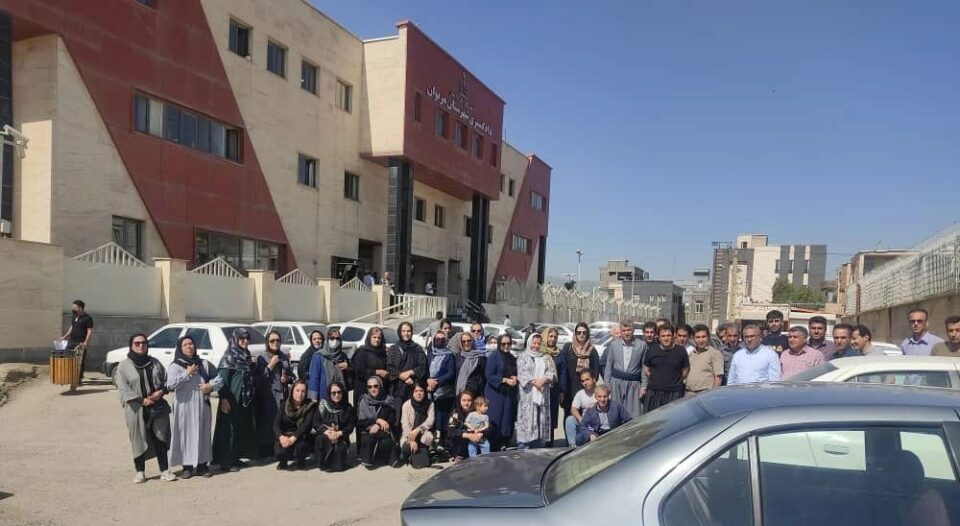 كۆبوونه‌وه‌ی بنەماڵەى مۆعه‌لیمانی زیندانى مه‌ریوان له‌گه‌ڵ دادستانی