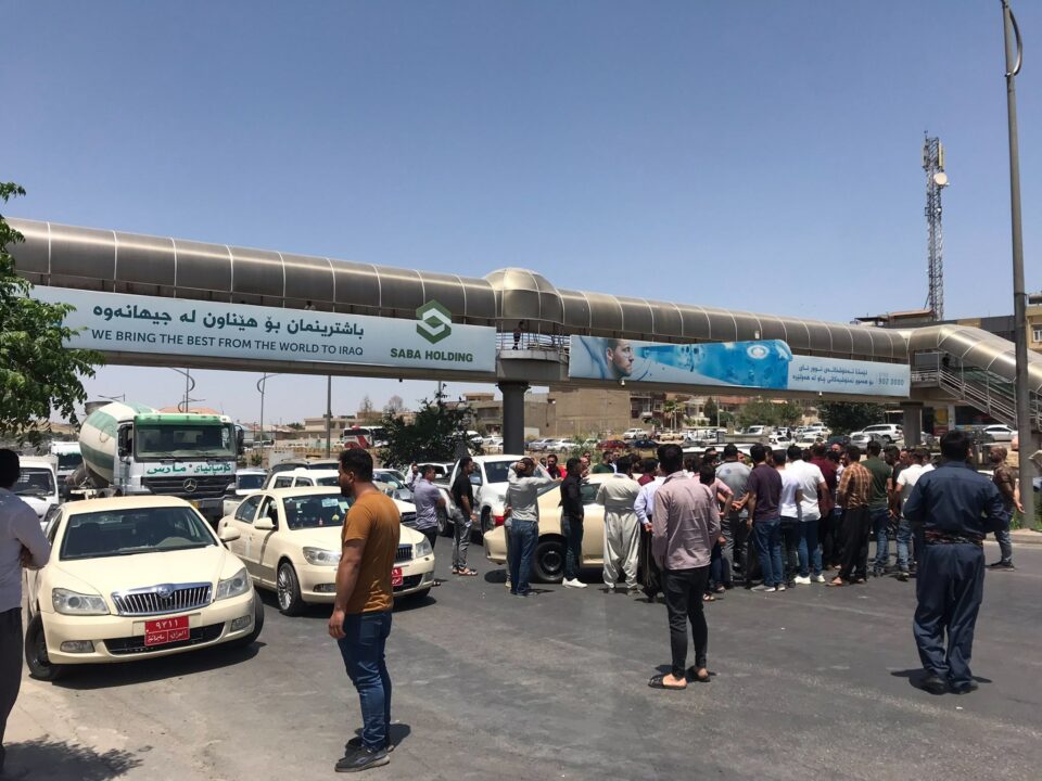 ناڕەزایەتی شۆفێر تاکسیەکانی شاری سلێمانی بەهۆی گرانبوونی نرخی بەنزین