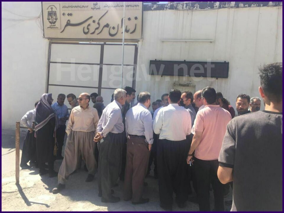 كۆبوونه‌وه‌ی بنه‌ماڵه‌ی مۆعه‌لیمانی زیندانی له‌به‌رده‌م ئامووزش