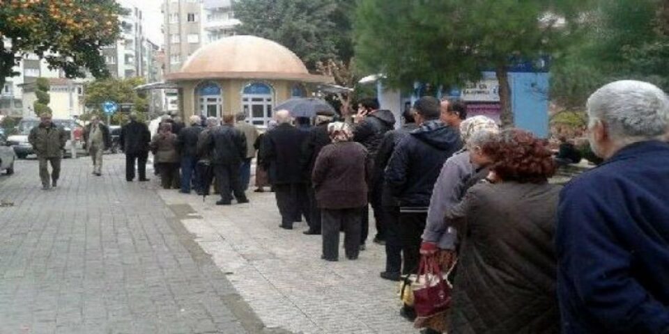 ناڕه‌زایه‌تی دانیشتووانی شاری وان له‌ئاست نه‌بوونی نان له‌و شاره‌