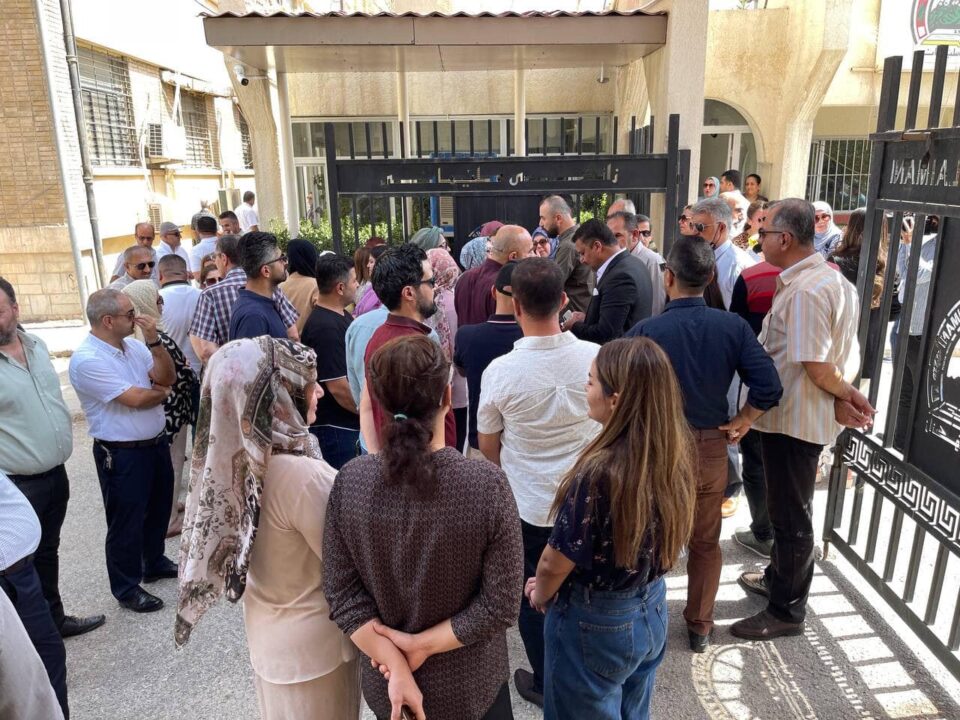 دەربڕینی ناڕەزایەتی موعەلیمان و کارمەندانی شارەوانی لە باشووری کوردستان