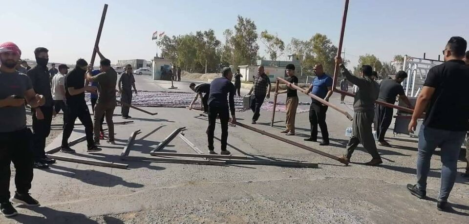 داخرانی ڕێگای كفری خورماتوو له‌لایه‌ن خۆپێشانده‌رانه‌وه‌ 1