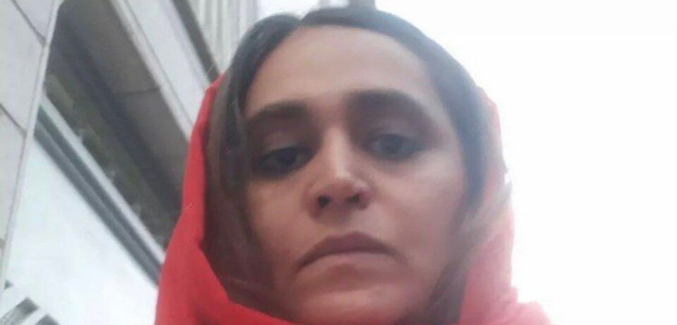 ده‌ستبه‌سه‌ركرانی دوو چالاكی مه‌ده‌نی له‌ به‌رده‌م نه‌خۆشخانه‌ی