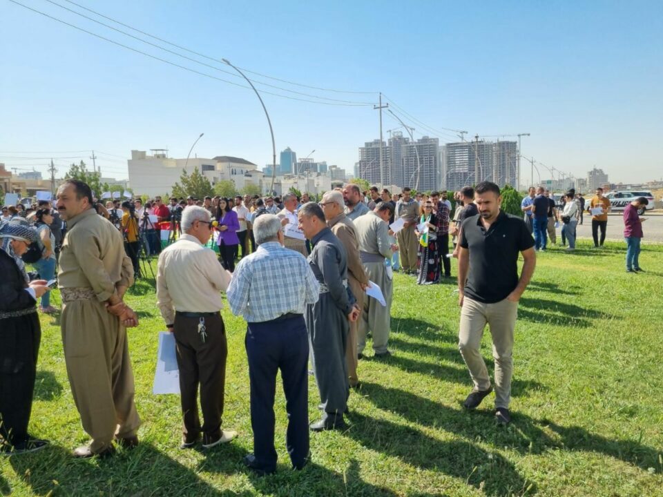 كۆبوونه‌وه‌ی خه‌ڵك و لایه‌ن سیاسیه‌كان له‌به‌رده‌م ده‌فته‌ری نه