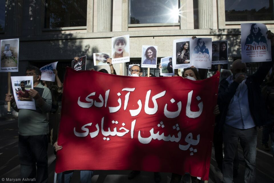 كۆبوونه‌وه‌ی كۆمه‌ڵێك له‌چالاكانی سیاسی له‌پاریس بۆ هاوده‌نگی له‌گه‌ڵ