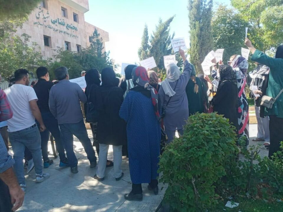 كۆبوونه‌وه‌ی چالاكانی ژنی شاری سنه‌ له‌به‌رده‌م دادگای ئه‌و شاره‌