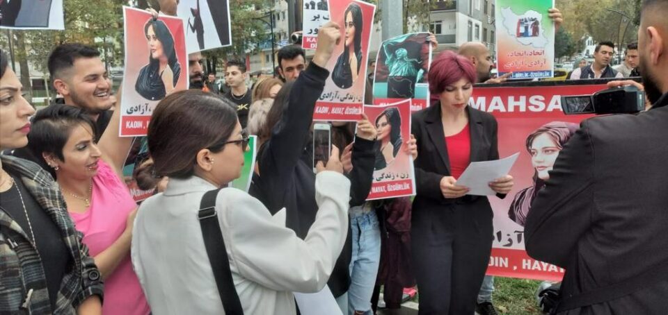 پشتیوانی ئێرانیانی توركیا له‌ ڕاپه‌ڕینی گه‌لانی ئێران 1