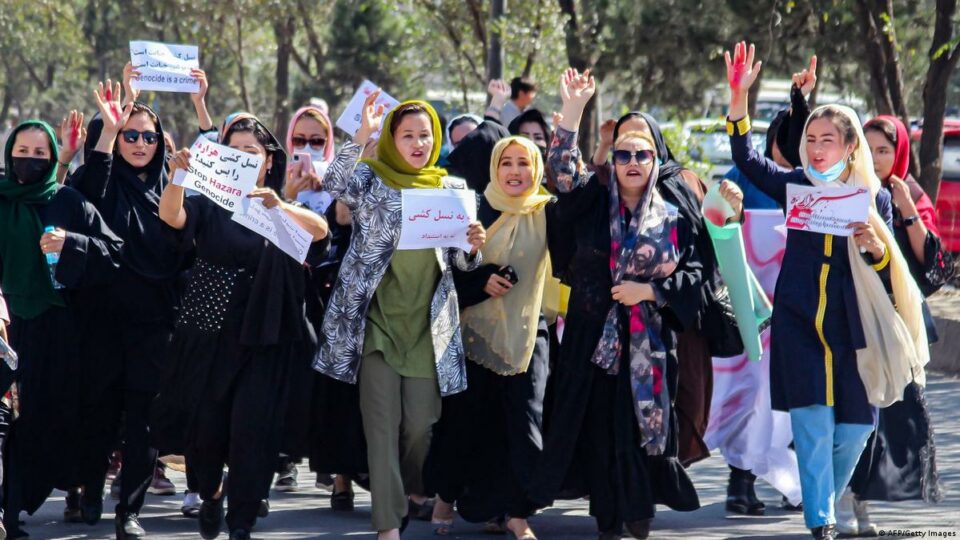 ڕێپێوانی ناڕه‌زایه‌تی كچانی خوێندكاری زانكۆ له‌ به‌لخی ئه‌فغانستان