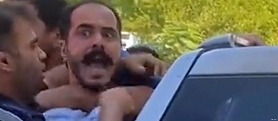 كۆبوونه‌وه‌ی خه‌ڵكی تاران له‌به‌رده‌م نه‌خۆشخانه‌ی ده‌ی له‌ تاران