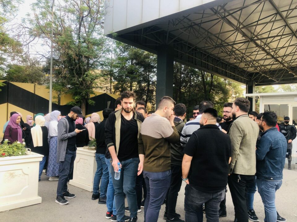 ناڕه‌زایه‌تی كارمەندانی تەندروستی لەبەردەم ئەنجومەنی وەزیرانی هه‌رێمی
