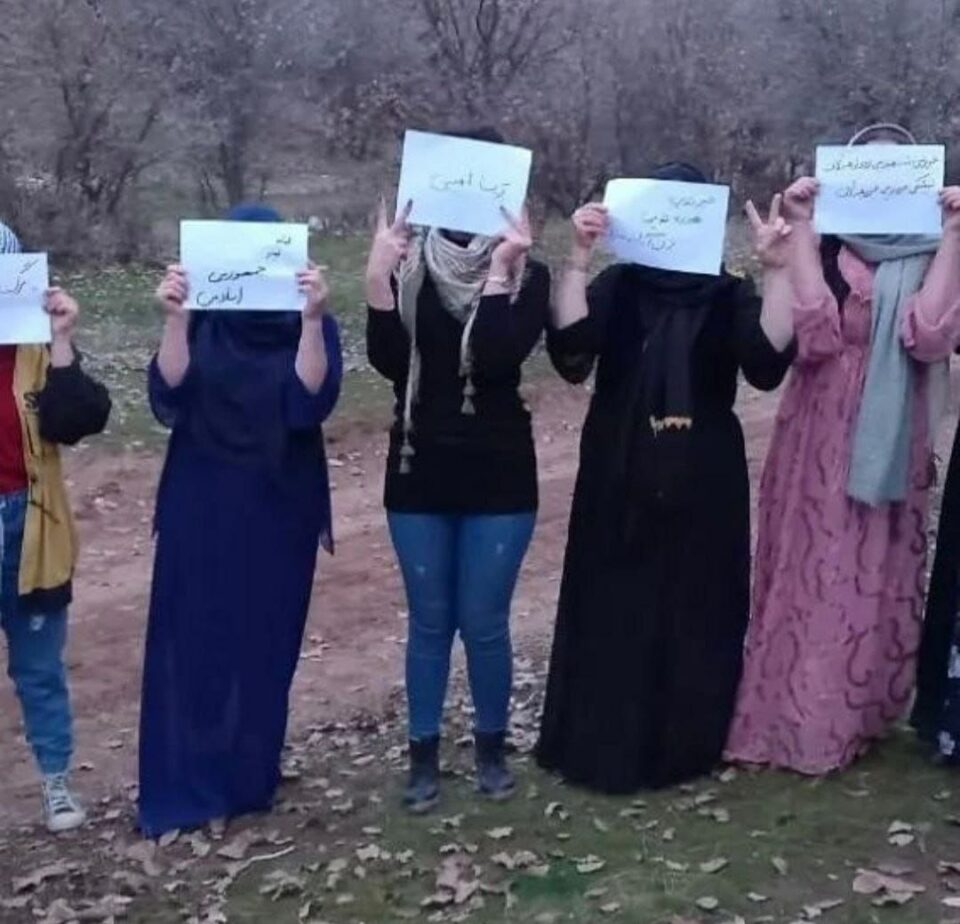 چالاكی كۆمه‌ڵێك له‌ ژنانی شۆڕشگێڕی مه‌ریوان دژبه‌ كۆماری ئیسلامی