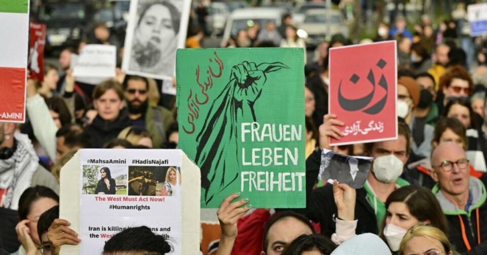 بەڕێوەچوونی كۆبوونه‌وه‌ی ناڕەزایەتی ئێرانییەکان لە دەرەوەی وڵات