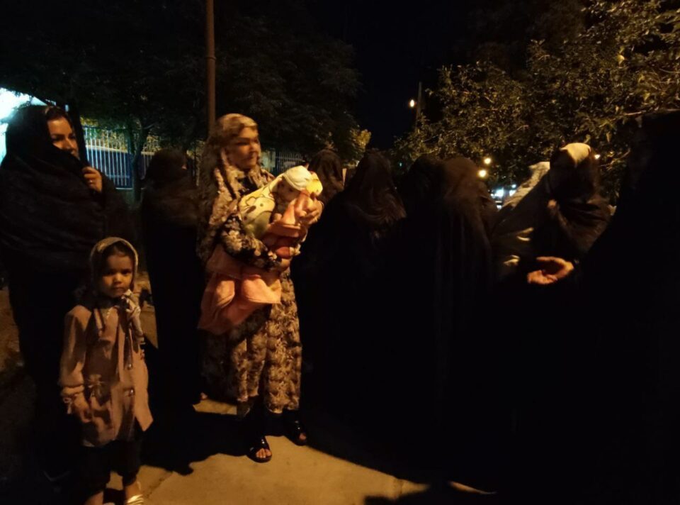 كۆبوونه‌وه‌ی خه‌ڵكی ڕۆشنانوه‌ندی گوناباد له‌به‌رده‌م فه‌رمانداری