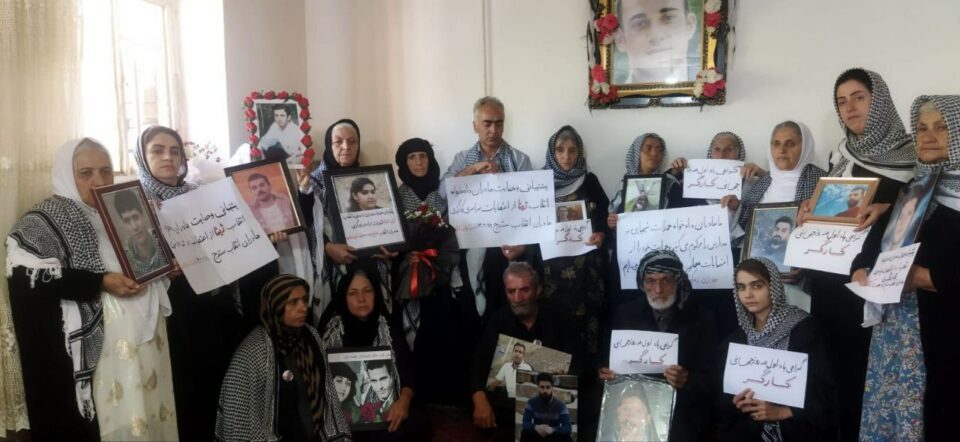 كۆبوونه‌وه‌ی بنه‌ماڵه‌ی دادخوازانی سنه‌ له‌ گۆڕستانی به‌هه‌شت محه‌ممه‌دی 2