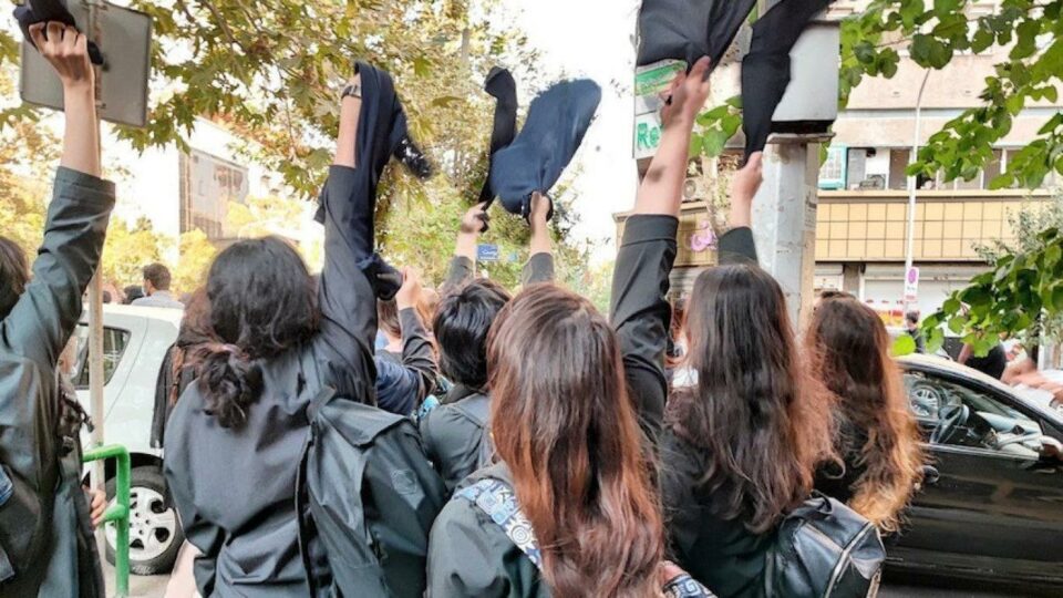 سه‌پاندنی سزای قورس به‌سه‌ر لاوانی ژێر ١٨ ساڵ له‌ لایه‌حه‌ی حیجاب