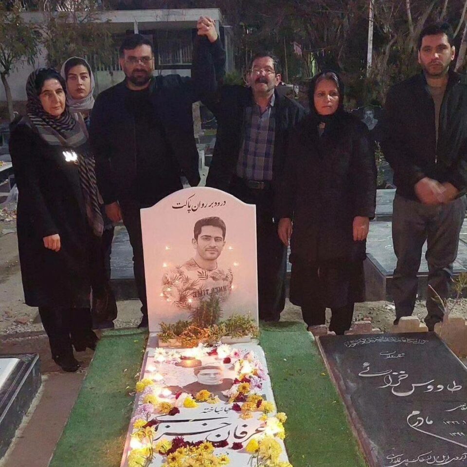 كۆبوونه‌وه‌ی بنه‌ماڵه‌ی دادخوازان له‌سه‌ر مه‌زاری عێرفان خه‌زایی