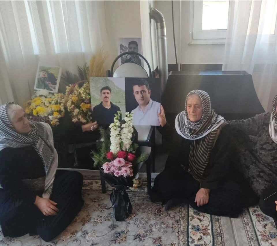 دیداری بنه‌ماڵه‌ی دادخوازان له‌گه‌ڵ بنه‌ماڵه‌ی وه‌فا ئازه‌ربار له‌