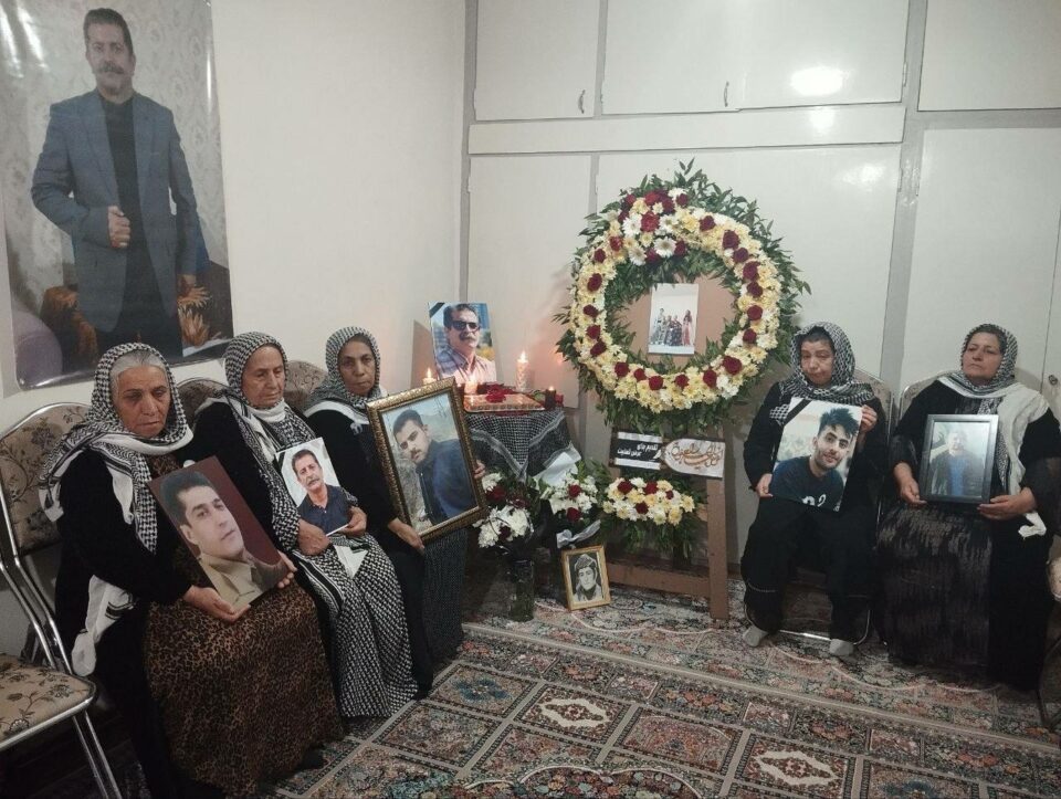 بەشداریی دایکانی دادخواز لە چلەی کۆچی دوایی حەمید ئاخ لە شاری سنە