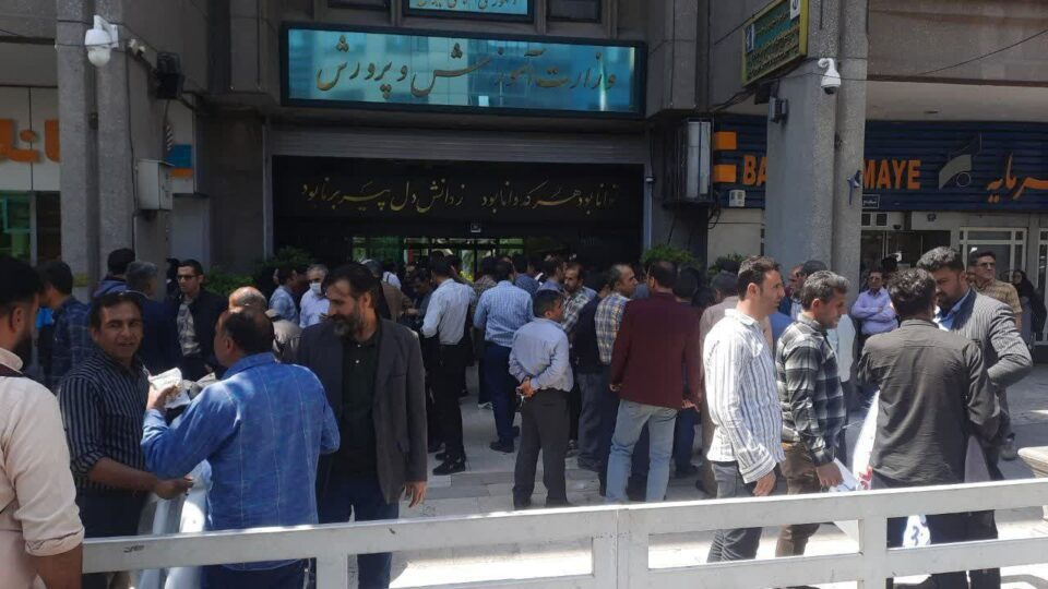 ناڕه‌زایه‌تی خزمه‌تگوزارانی قوتابخانه‌كانی ئێران له‌ تاران 4