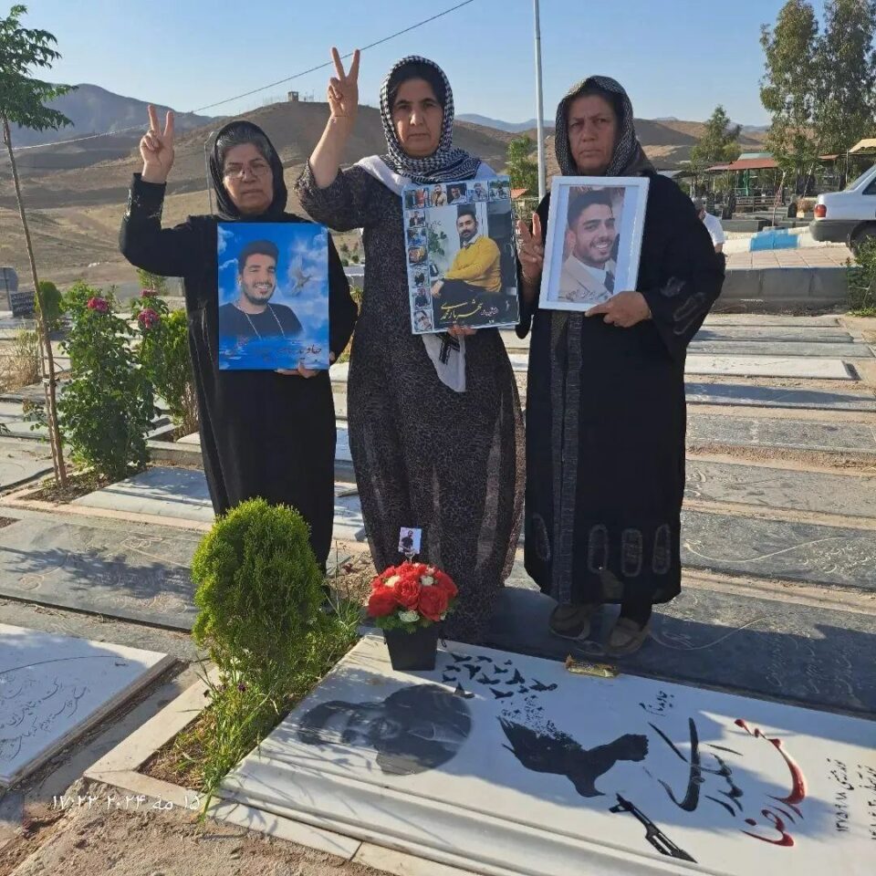 كۆبوونه‌وه‌ی بنه‌ماڵه‌ی دادخوازانی شۆڕشی ژینا له‌سه‌ر مه‌زاری ئازیزانیان