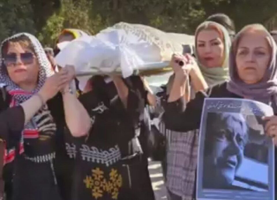 به‌شداری به‌رینی خه‌ڵكی سنه‌ له‌ مه‌راسمی ناشتنی تەرمی فەتانە وەلیدی
