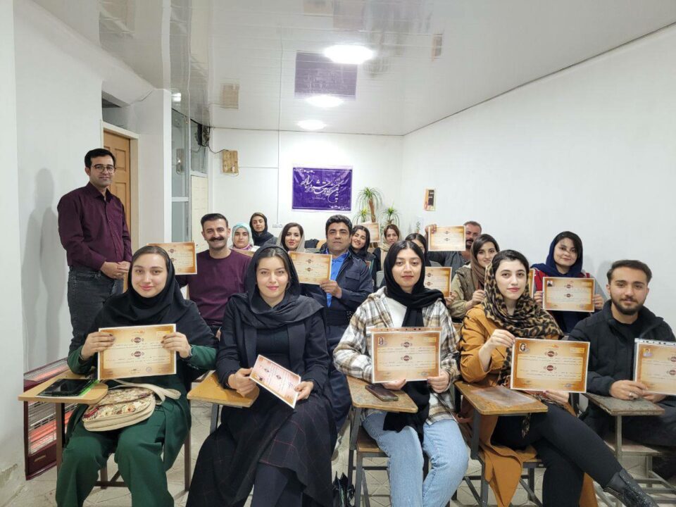 پێدانی بڕوانامه‌ی فێربوونی زمانی كوردی به‌ پۆلێك له‌ كچان و كوڕانی