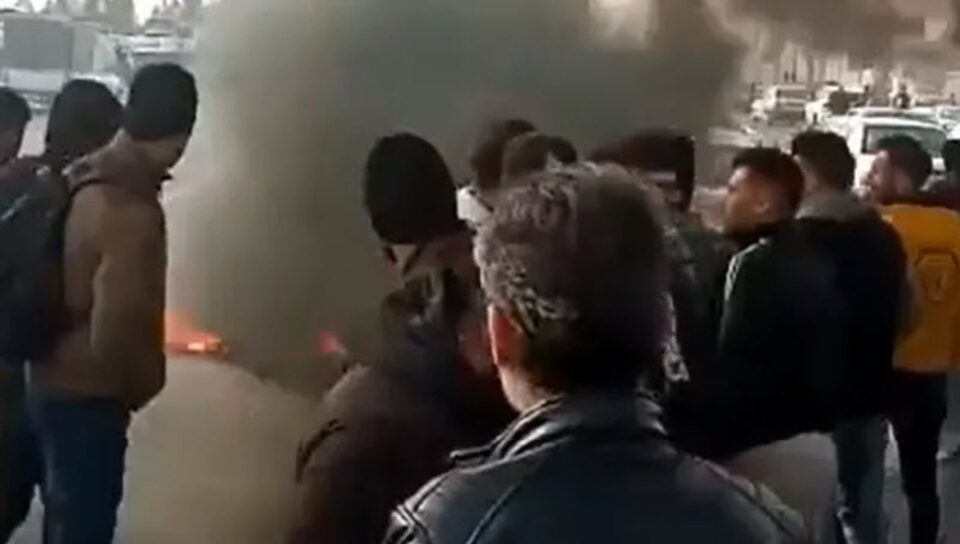 داخستنی ئوتووبانی تاران ساوه‌ له‌لایه‌ن كاسبكاران و كرێكارانی ناڕازی