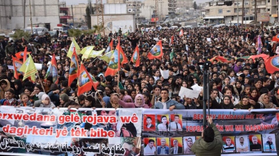 ڕێپێوانی هه‌زاران كه‌س له‌ كۆبانی دژ به‌ هێرشه‌كانی توركیه‌ بۆ سه‌ر
