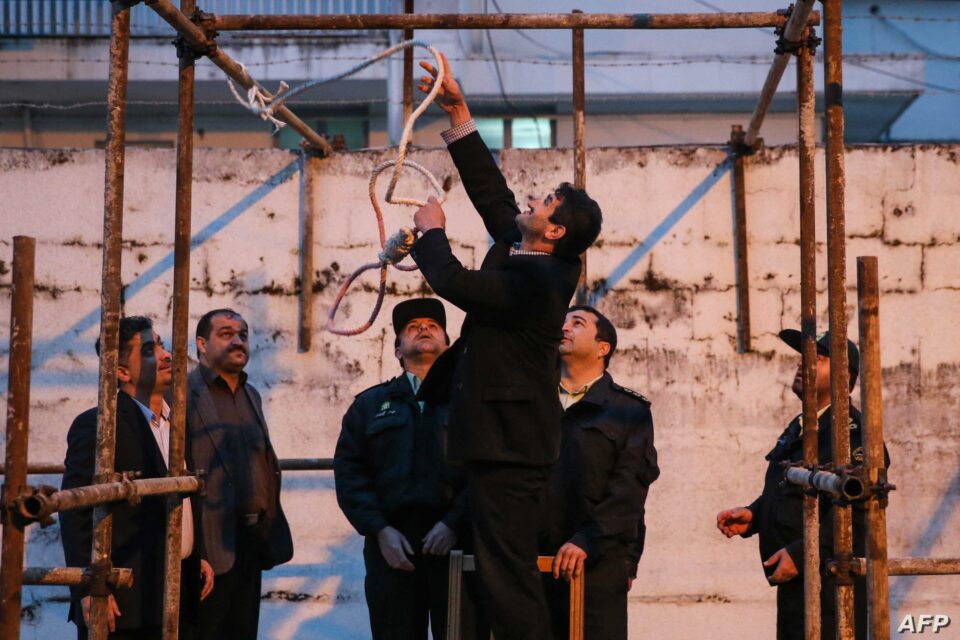 له‌سێداره‌دانی ٩ به‌ندكراو له‌ زیندانه‌كانی مه‌شهه‌د، ئه‌راك و خۆڕه‌م