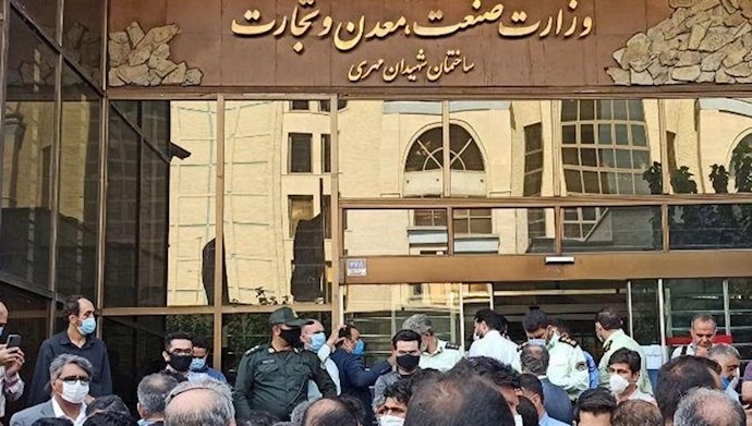 خۆپێشاندانی كامیۆنداران له‌ به‌رانبه‌ر وه‌زاره‌تی سه‌مه‌ت له‌ تاران