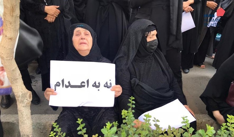 كۆبوونه‌وه‌ی بنه‌ماڵه‌ی به‌ندكراوانی مه‌حكووم به ئێعدام له ‌به‌رده‌م زیندانی ئێڤین