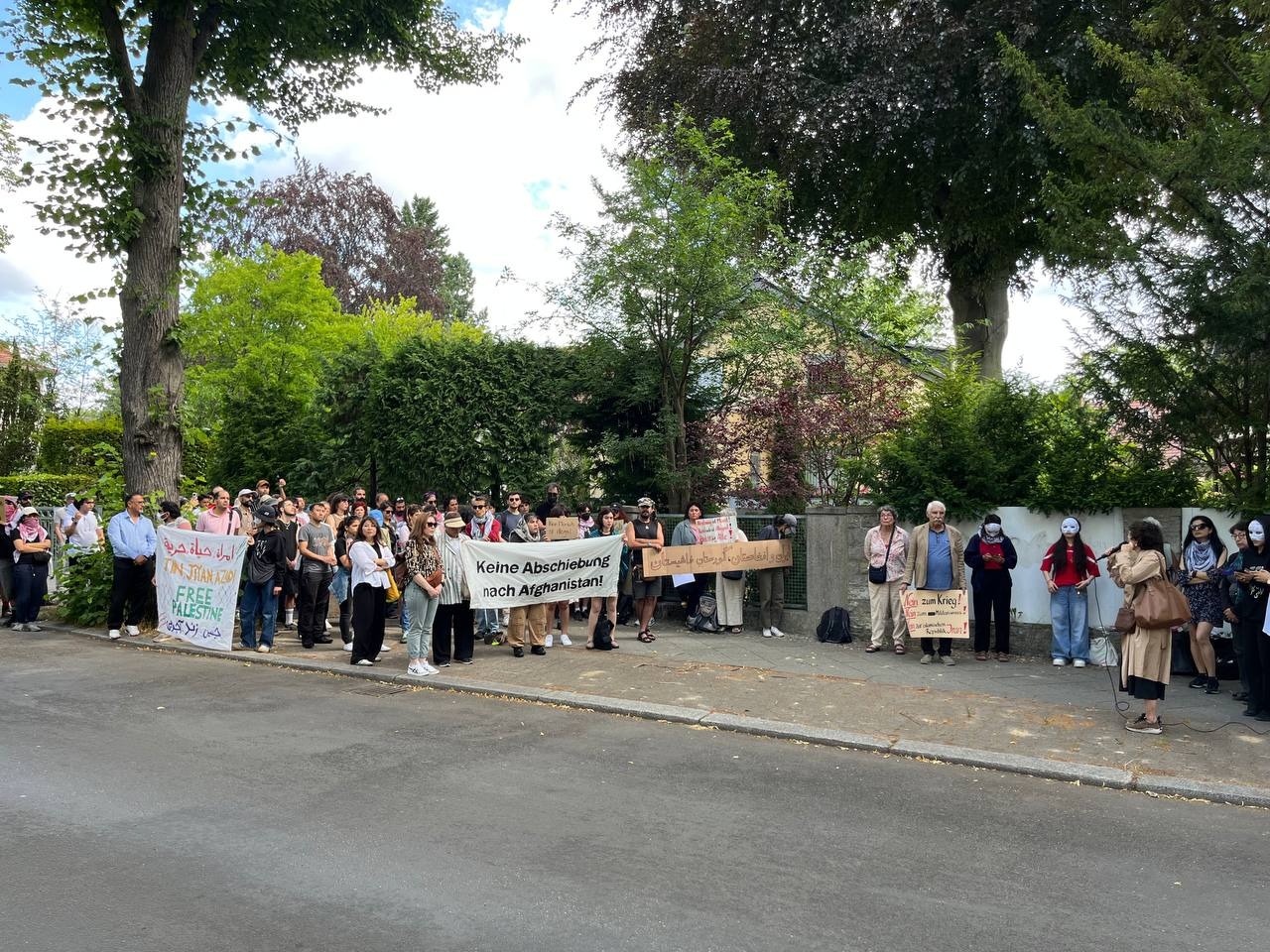 خۆپێشاندانی چالاكانی سیاسی ئێران و ئه‌فغانستان له‌به‌رده‌م باڵوێزخانه‌ی ڕژیم له‌ ئاڵمان