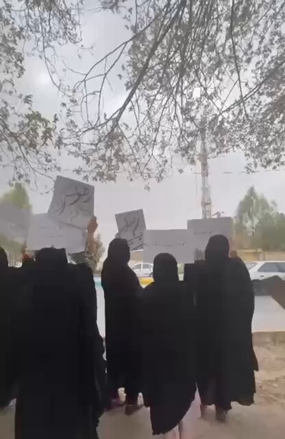 كۆبوونه‌وه‌ی ژنانی به‌لووچ له‌ به‌رده‌م فه‌رمانداری خاش